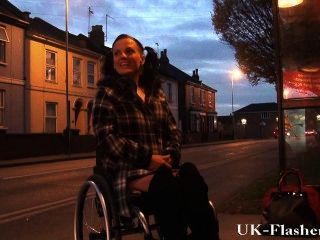 Лиа каприз мигания киска в общественных местах от ее инвалидной коляске с ограниченными возможностями