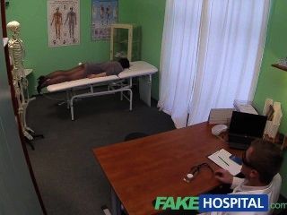 Fakehospital скрытые камеры поймать женского пациента с помощью массажа инструмент