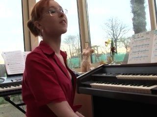преподаватель фортепиано делает уроки более интимным
