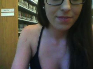 Девушка в очках в библиотеке