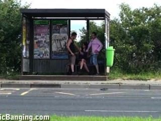 сумасшедший секс втроем на автобусной остановке часть 1