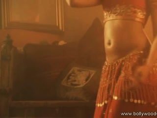 сексуальная индийская леди делают традиционный сексуальный танец живота