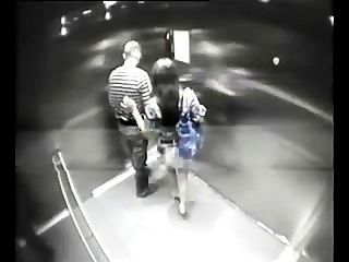 Незнакомец трахает девушек в лифте