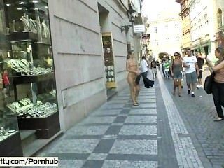 сладкие малышки голые на общественных улицах