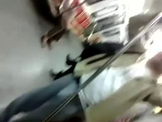 парень с огромным Бонер на поезде метро
