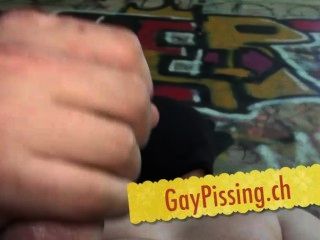 молодые геи фигурист писает и впрыскивает в его обуви от