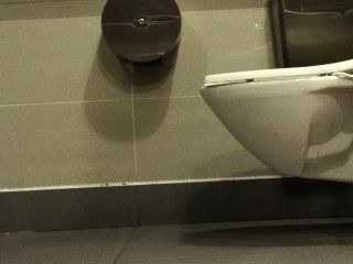 Spycam в мужчинах туалет 01