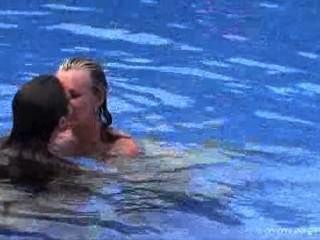 Paige Turnah жевали на некотором поле в бассейне или какое-нибудь дерьмо