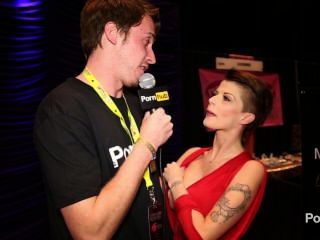 Pornhubtv Joslyn Джеймсе интервью в Exxxotica 2014 г.
