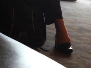 откровенен бизнес-леди Shoeplay Feet- аэропорт Атланту