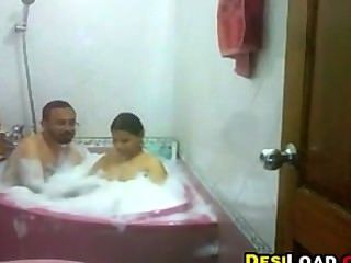 Индийская женщина принимает ванну