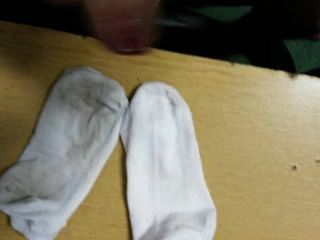 Кончи на мои Г.Ф. грязные носки!
