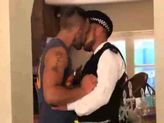 английский полицейский ебать (почти марочные видео, но с горячей водой)