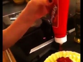 Французская девушка дает грязный мастурбирует с кетчупом бутылки