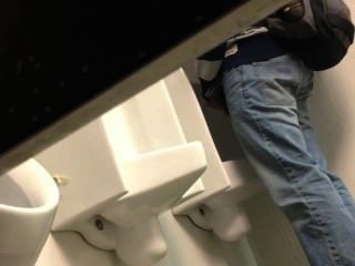 шпионаж большой петух в общественном туалете