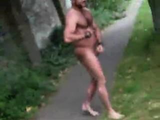 мышцы парень ходить голым в парке