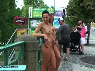 Leonelle и Лауры голым на общественных улицах