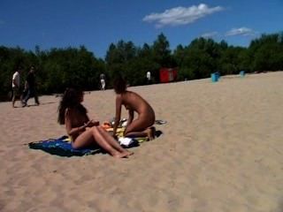 нудистский пляж показывает два великолепных обнаженных молодых