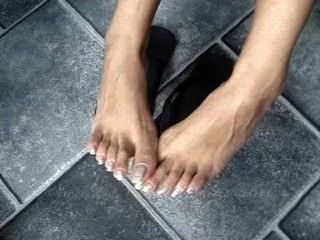 длинные ногти на пальцах ног в шлепанцах