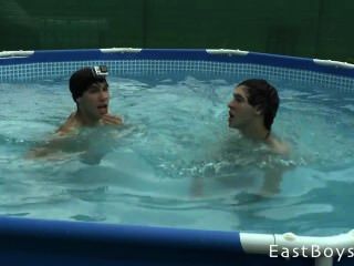 милые близнецы ломать голову голый в бассейне