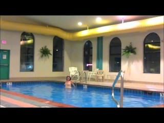 рыжеволосая Мэдди проплывает абсолютно голой в бассейне отеля, показывая все !!