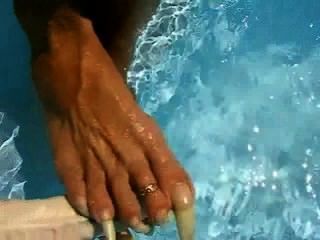 Французская женщина природные длинные ногти на ногах Playin с фаллоимитатором