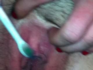 Michelle Левис Андреа использует ее вибрировать зубную щетку перед чисткой