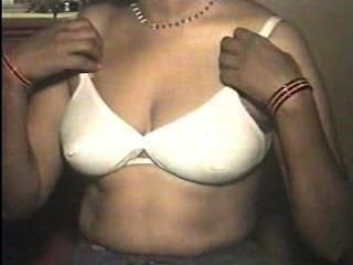 Тамил домохозяйка показывает ее красивые груди