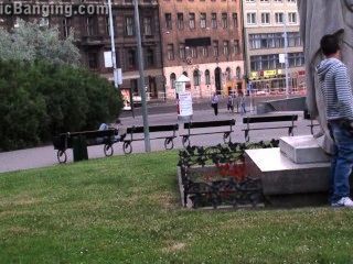 Девушка трахается на улице с живой статуей - смотреть порно бесплатно